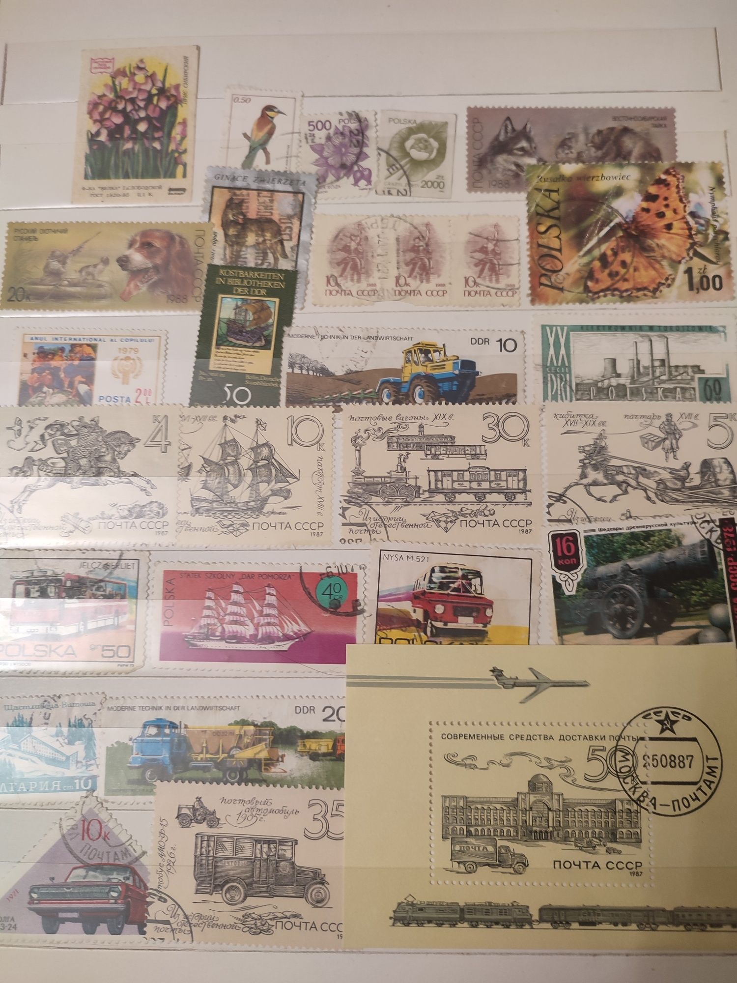 Колекція марок з різних країн.