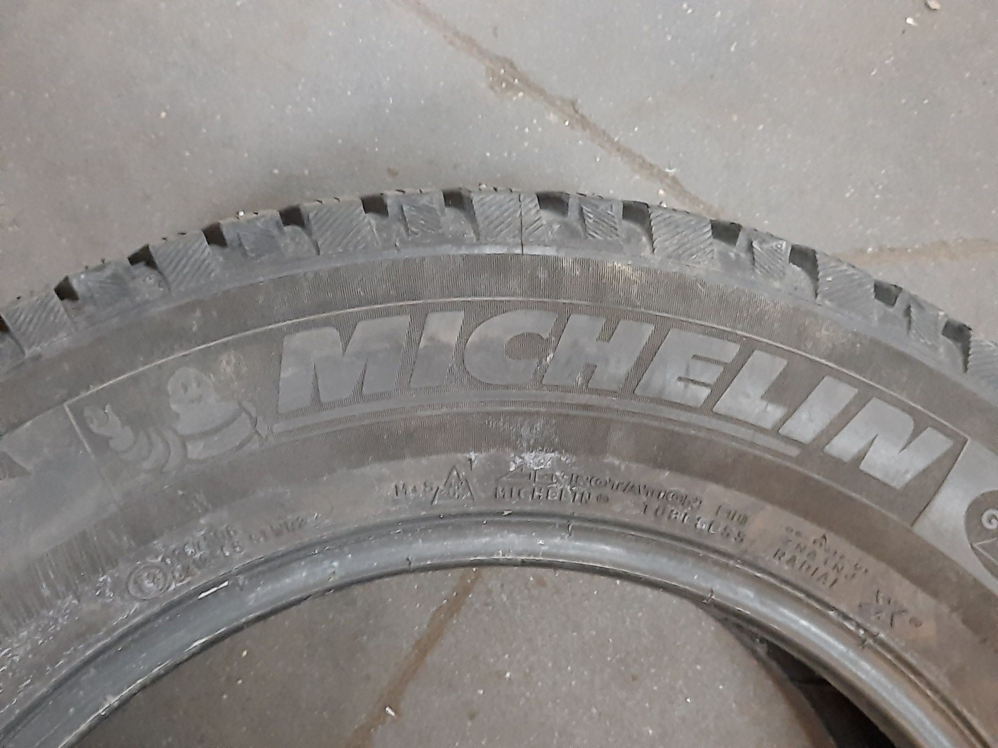 Opony z kolcami 215/65RR16 102T Michelin X-ice North 3