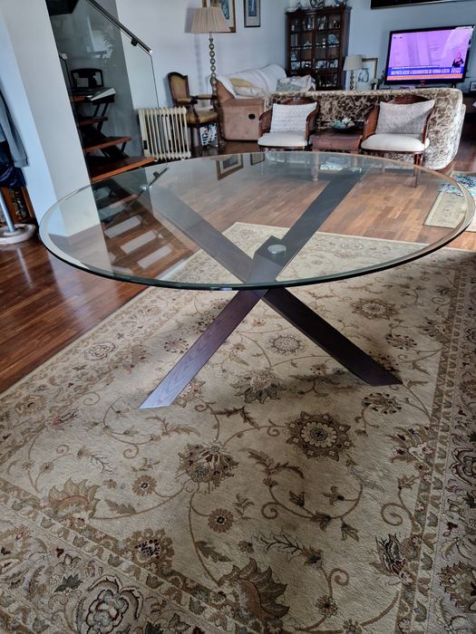 Mesa de jantar redonda com tampo em vidro da AREA Store