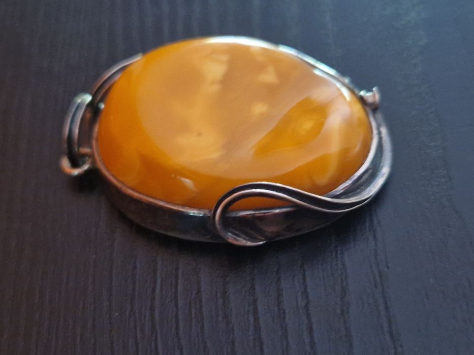 Stara srebrna zawieszka z bursztynem mlecznym