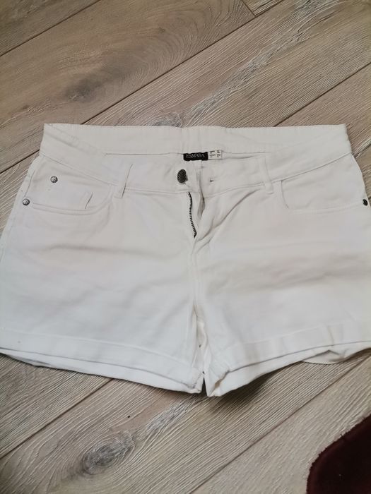 Białe spodenki damskie