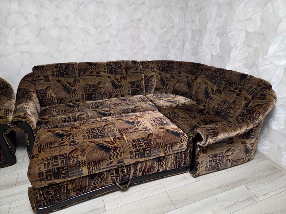 Продам кутовий диван з кріслом