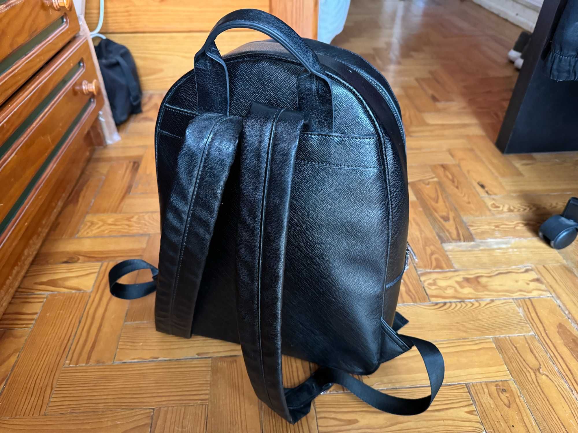 Vendo Mochila ALDO Preta c/NOVA