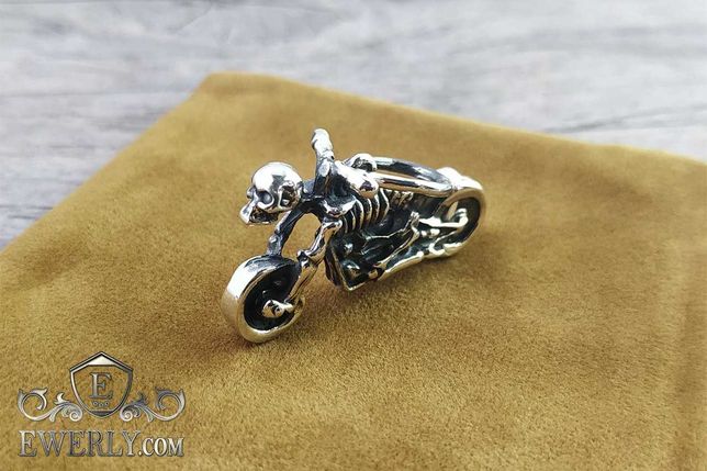 Серебряная подвеска мотоцикл-скелет и серебряное кольцо гонщик