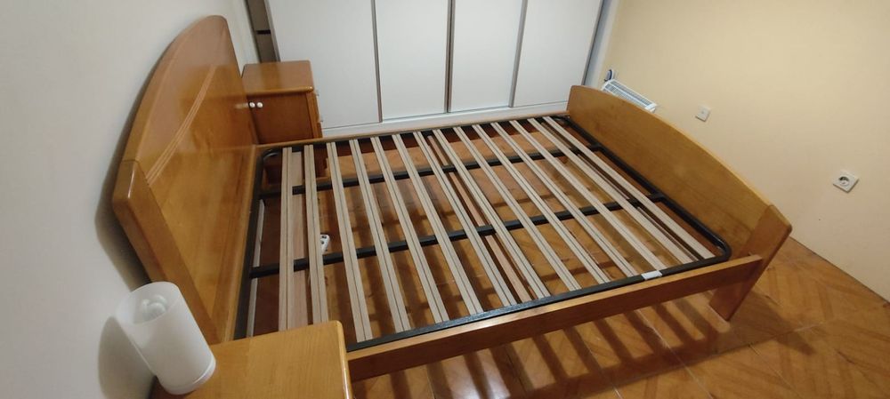 Cama de casal e estrado, com 2 mesinhas de cabeceira em madeira