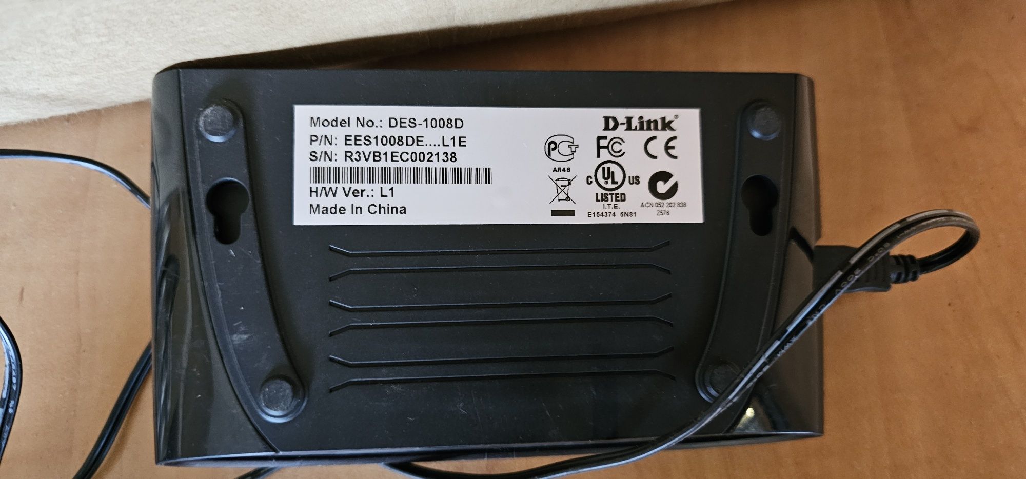 8-portowy przełącznik Fast Ethernet
DES-1008D
