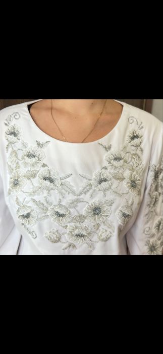 Вишита бісером блузка