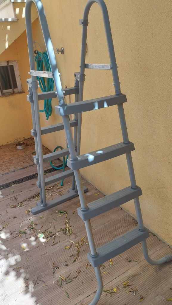 Escada de piscina
