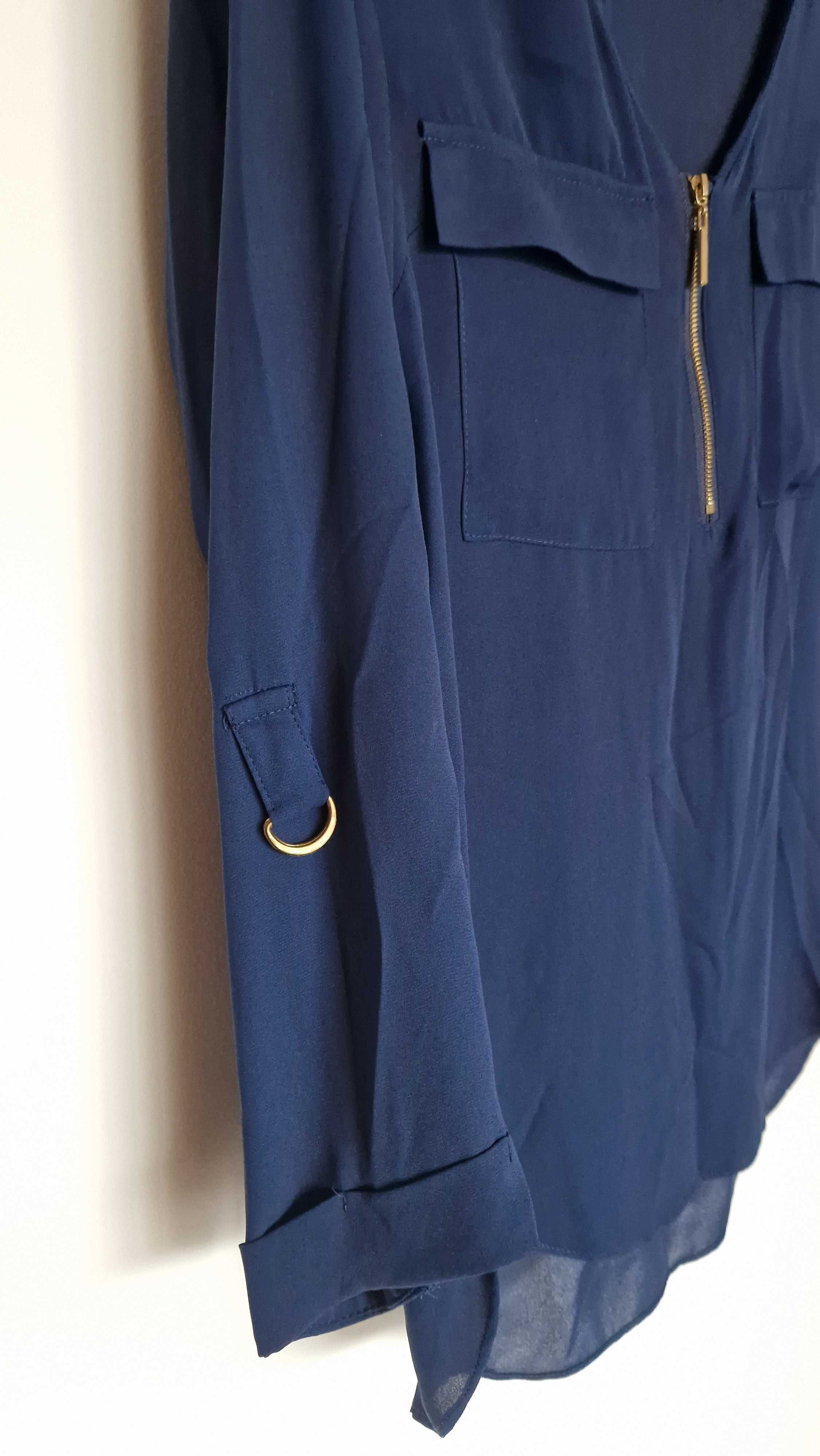Blusa azul escura, manga comprida, tamanho M