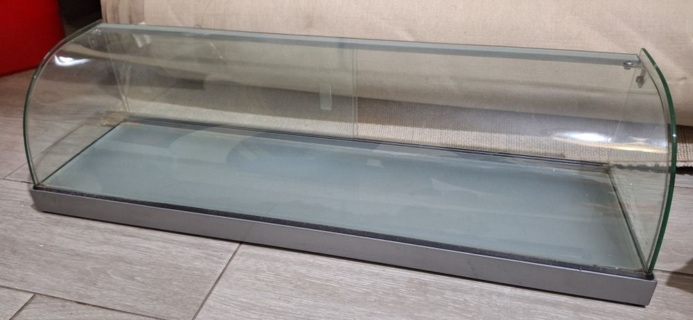 Vitrine de bancada com vidro curvo