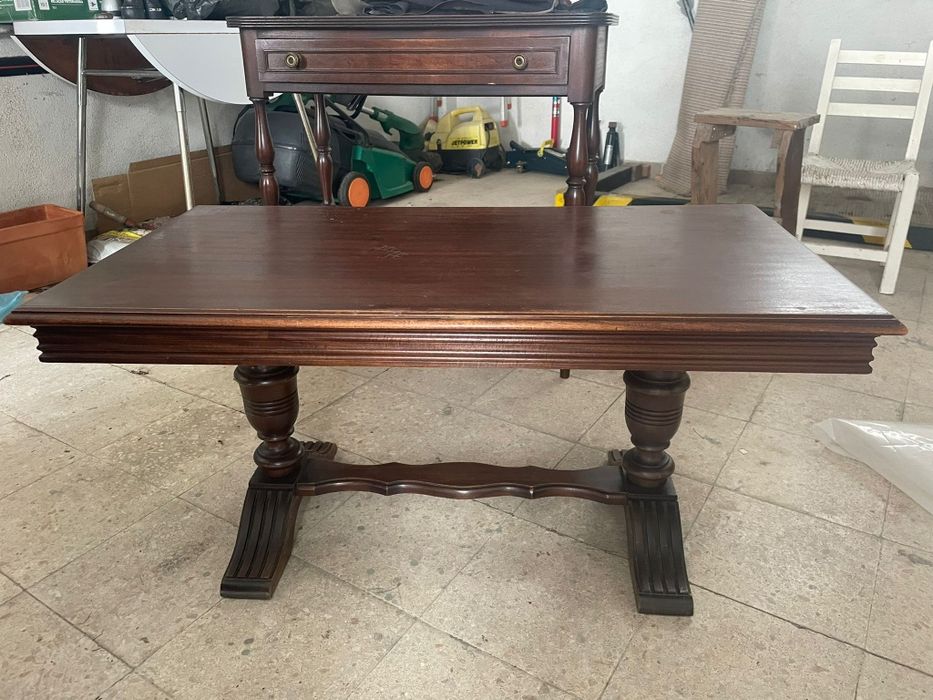 Várias Mesas em Mógno e mesas cabeceira