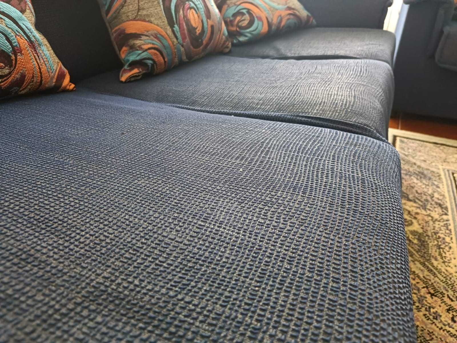 Sofá azul em tecido