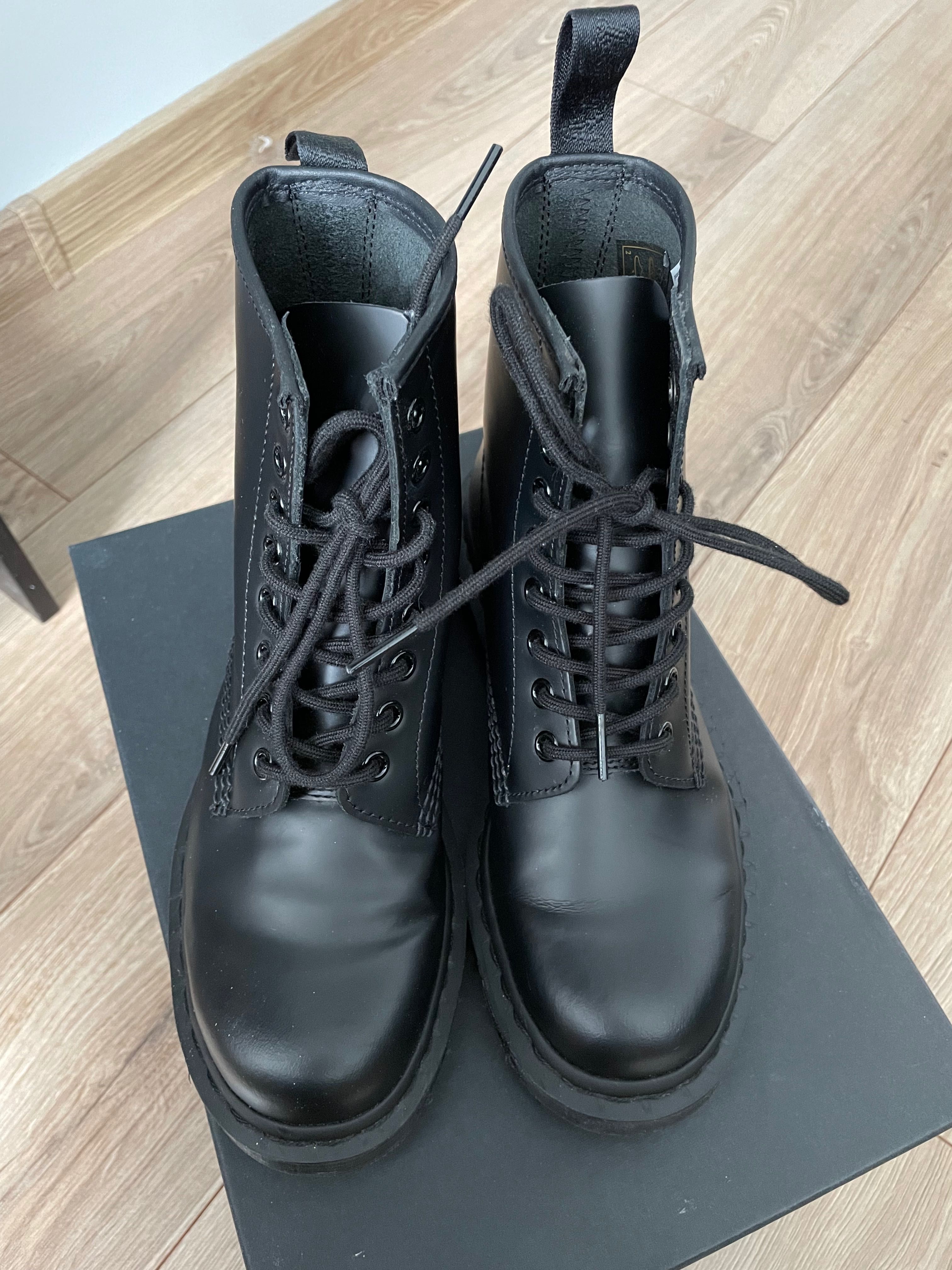 Buty Dr Martens.