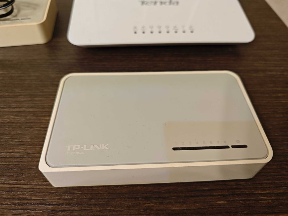 Маршрутизатор Комутатор  TP-Link Tenda