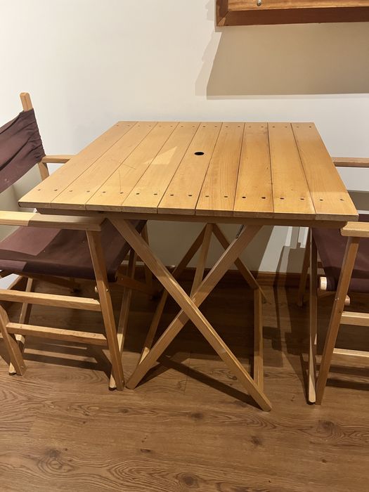 Estou a vender um conjunto de mesa com 4 cadeiras dobráveis!