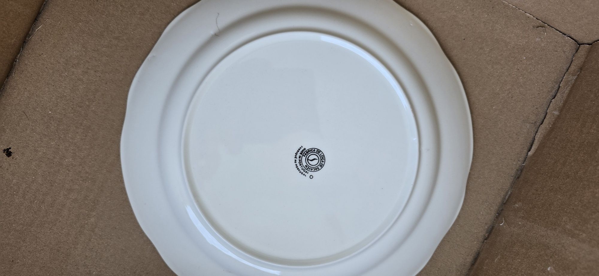 12 Pratos de sopa e 12 pratos razos de colecção