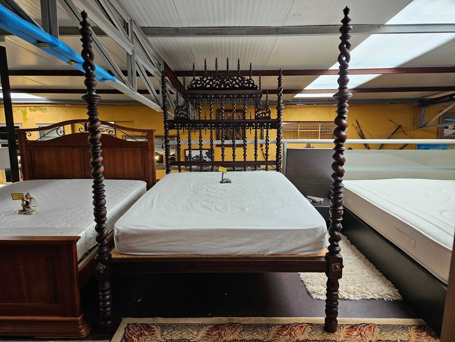 Imponente cama antiga com estrado e colchão - óptimo esta