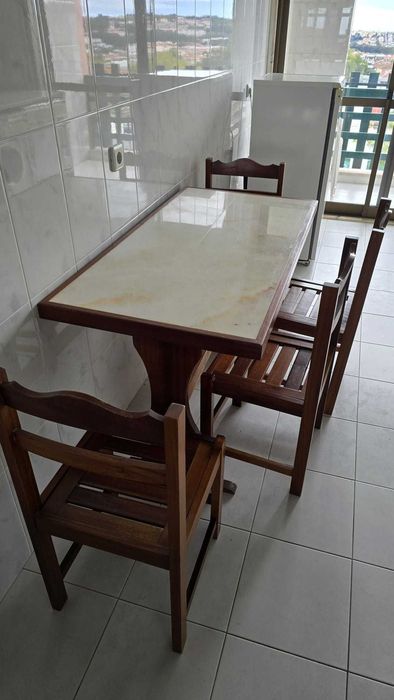 É DE APROVEITAR HOJE. Sofá 2 lugares + mesa com cadeiras