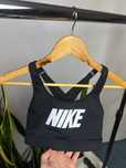 Спортивний топ Nike.