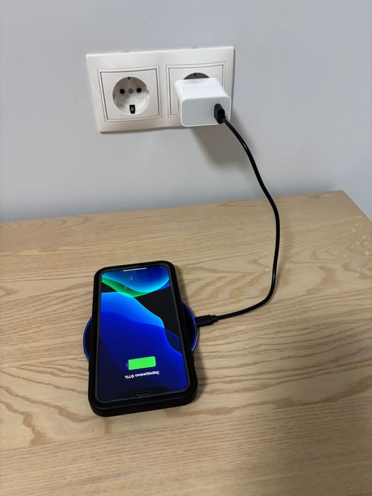 Бездротовий зарядний пристрій QI Fast Charge.