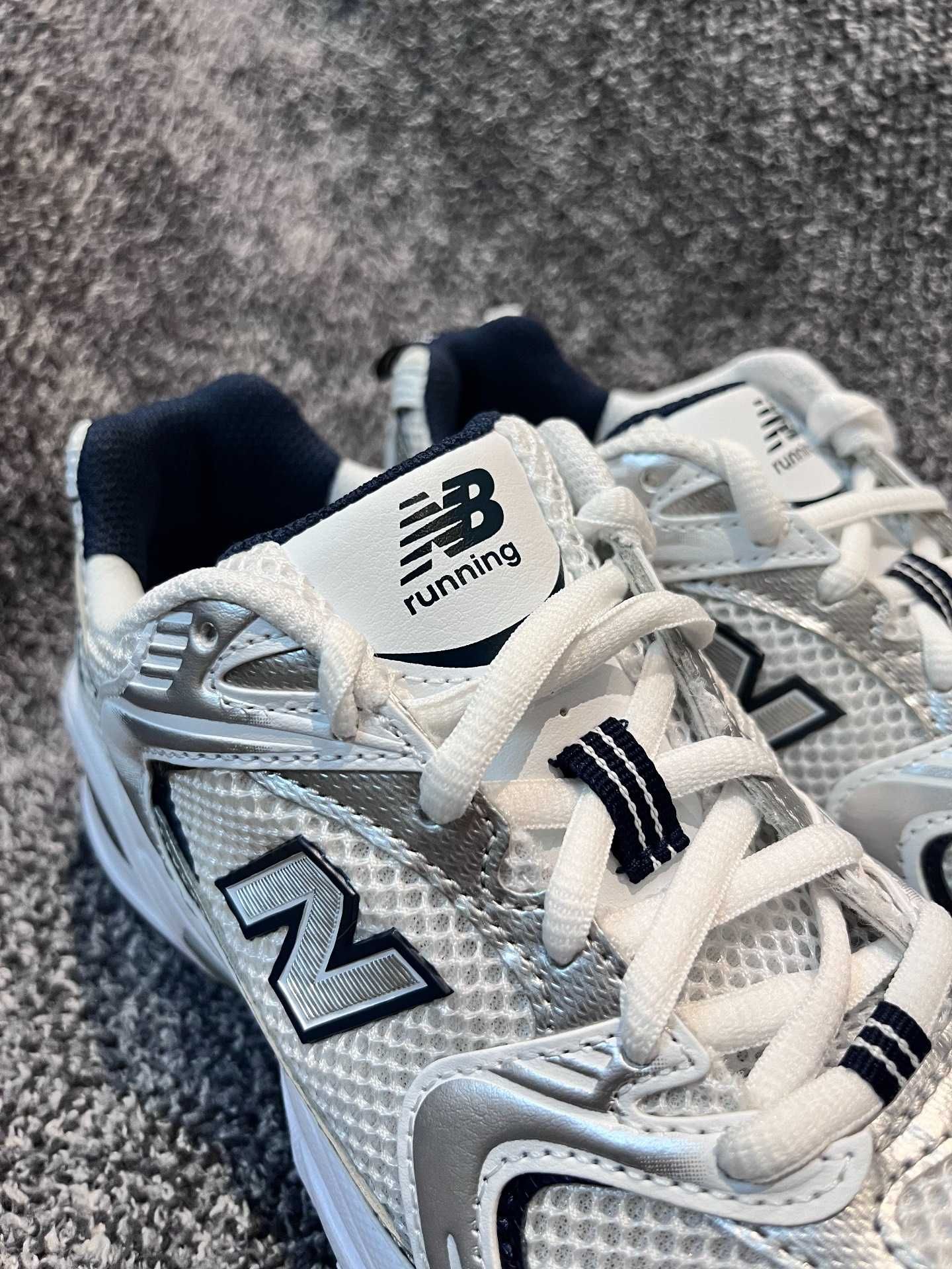 WhiteSilver\NewBalance*Damskie*ModaMR530SG UnisexTrampki.39.5