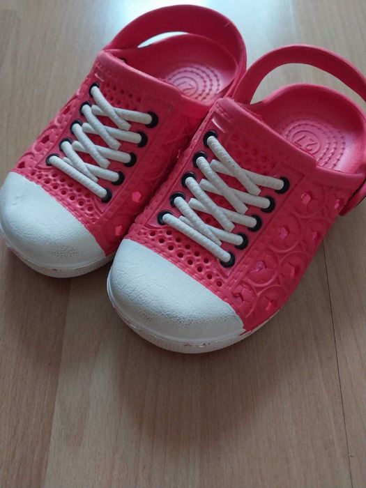 Взуття дитяче. Такі як крокси