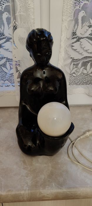 Stara lampa z siedzącą nagą kobietą, lata 70. i 80. XX wieku