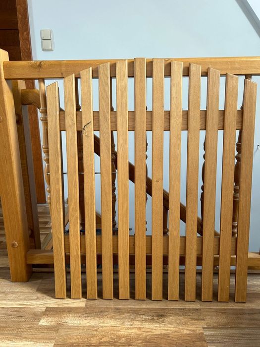 Bramka dębowa  zabezpieczająca schody .