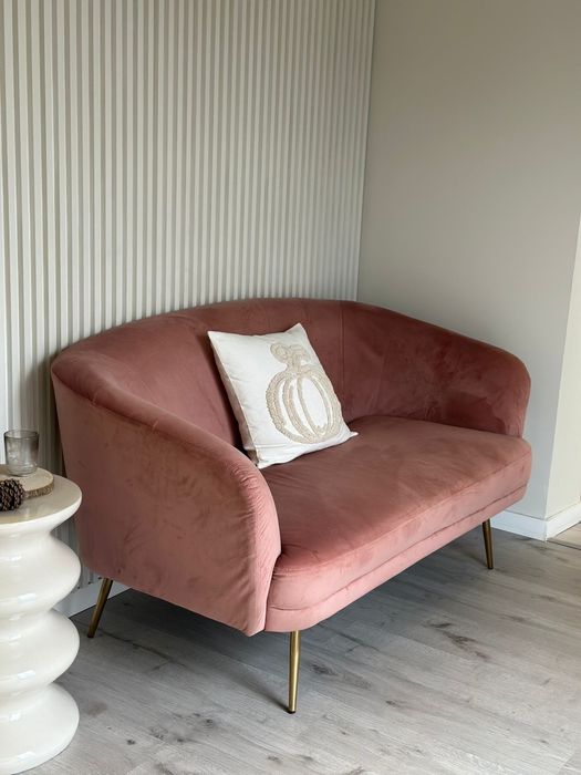 Sofá em Veludo Rosa Blush Elegante e Confortável