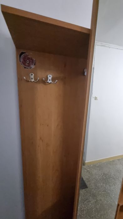 Szafka na korytarz z wieszkami, drążkiem i miejscem na buty