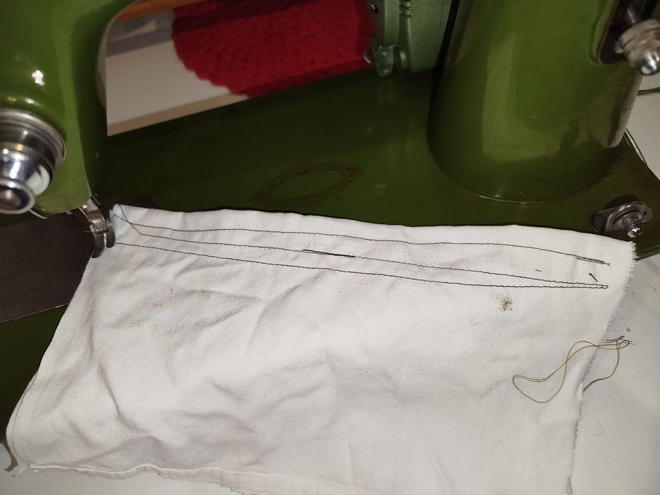 Máquina de costura royat com movel