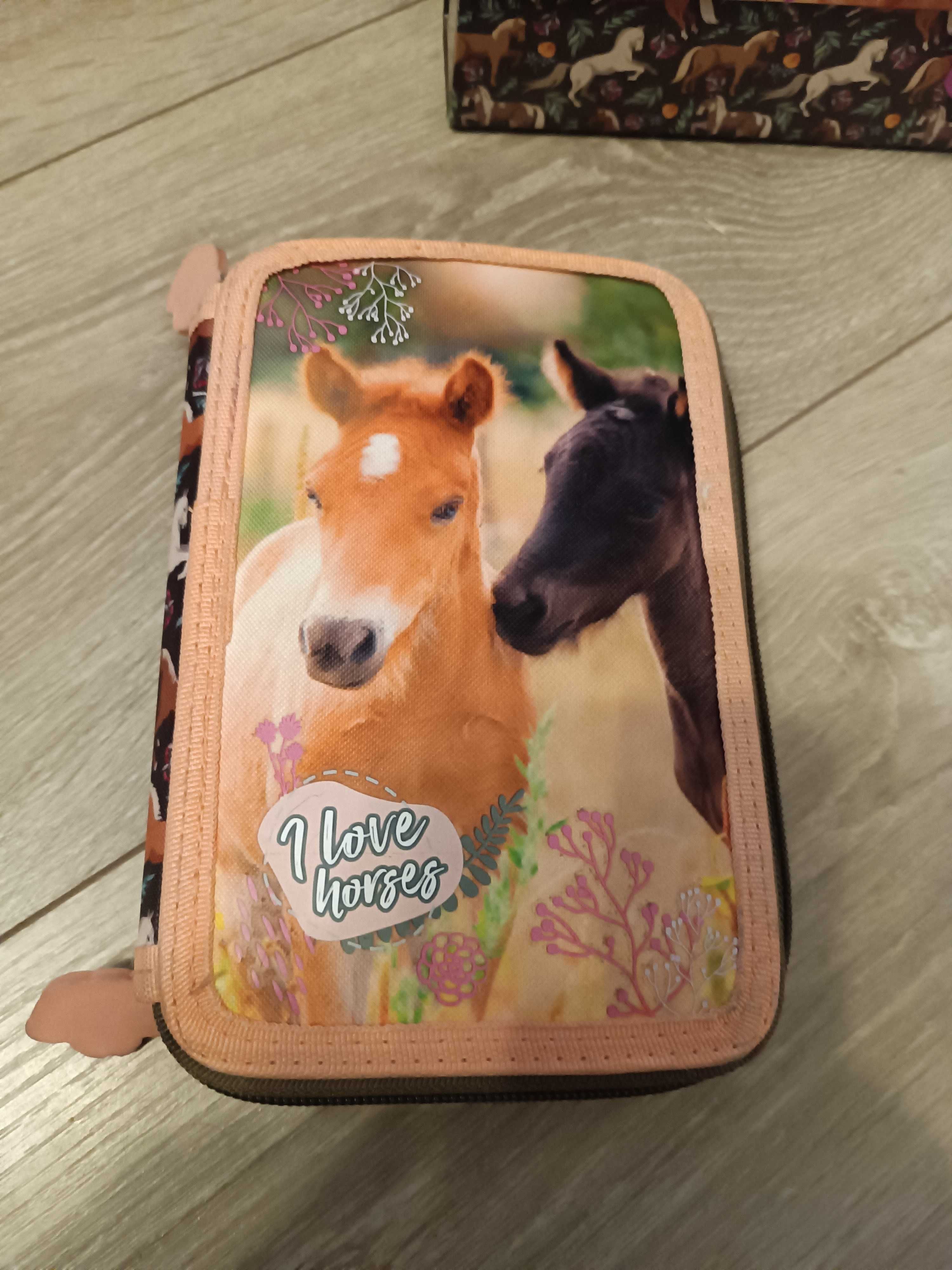 Plecak trzykomorowy i piórnik, konie, kucyki