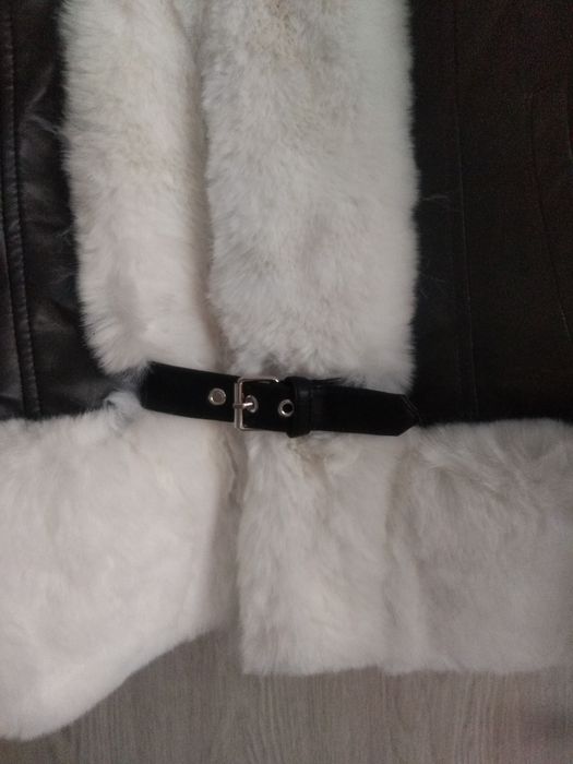 Nowa z metką czarna kurtka z eko skóry z białym futerkiem