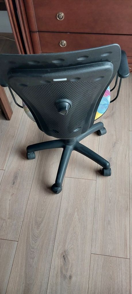 Krzesło, fotel obrotowy do biurka dla dziewczynki marki Nowy Styl