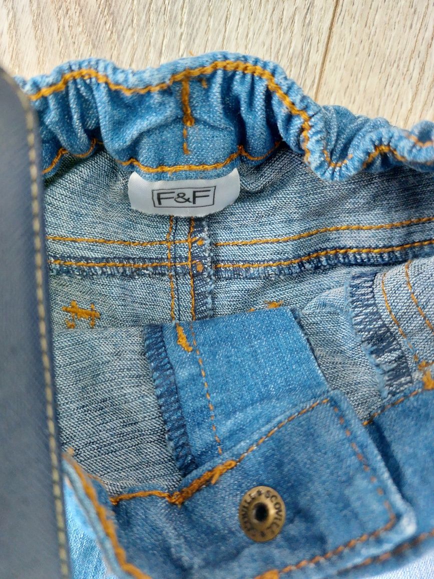 Spodnie niemowlece jeansowe F&F 68 sesja zdjeciowa