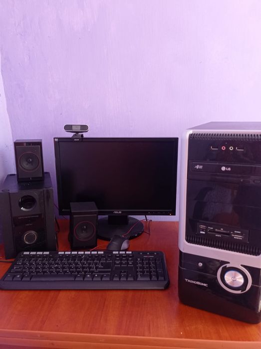 Компьютер в сборе+колонки и веб камера.