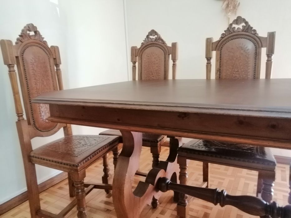 Mesa de madeira maciça + cadeiras