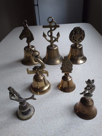 Mosiężne dzwonki z figurami