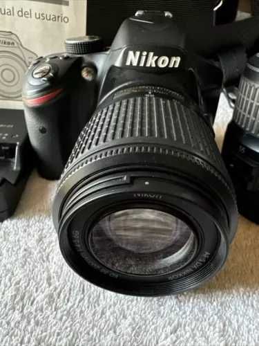 lustrzanka Nikon D3200 o rozdzielczości 24,2 MP z dwoma obiektywami