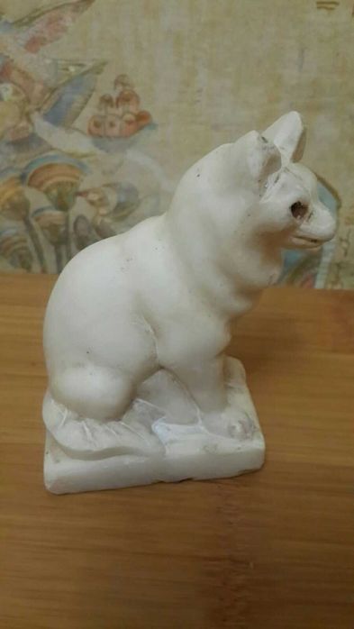 Фігурки з колкого пластику та мармуру