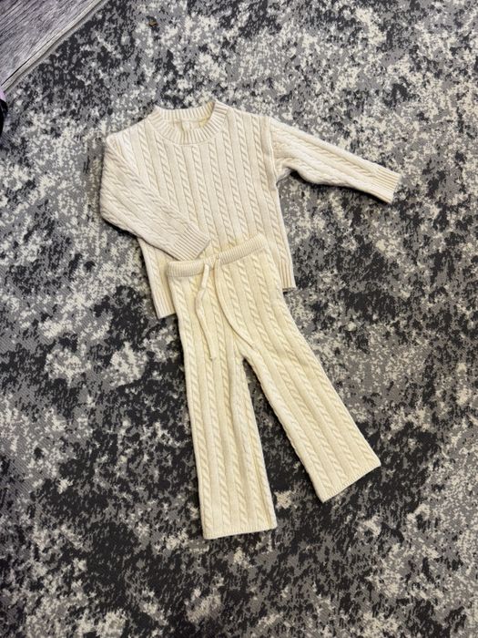 Вʼʼязаний костюм на дівчинку