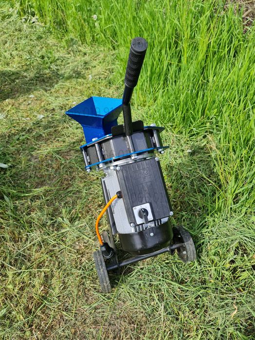 Щепоріз для гілок Ø до 5 см, однофазний, 2.2 кВт подрібнювач TRS