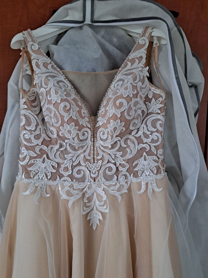 Piękna suknia ślubna Eurostyl w kolorze brzoskwiniowym