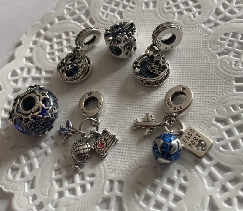 Charms do bransoletek Pandora Moments