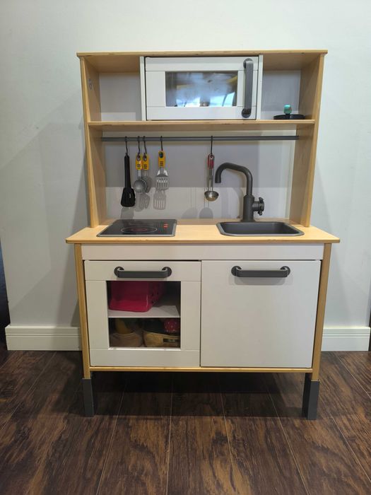 Kuchnia Ikea z wieloma akcesoriami