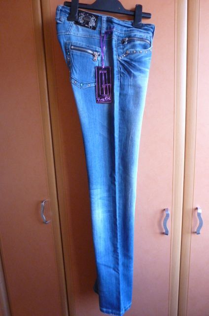 Nowe jeansy w rozmiarze 28