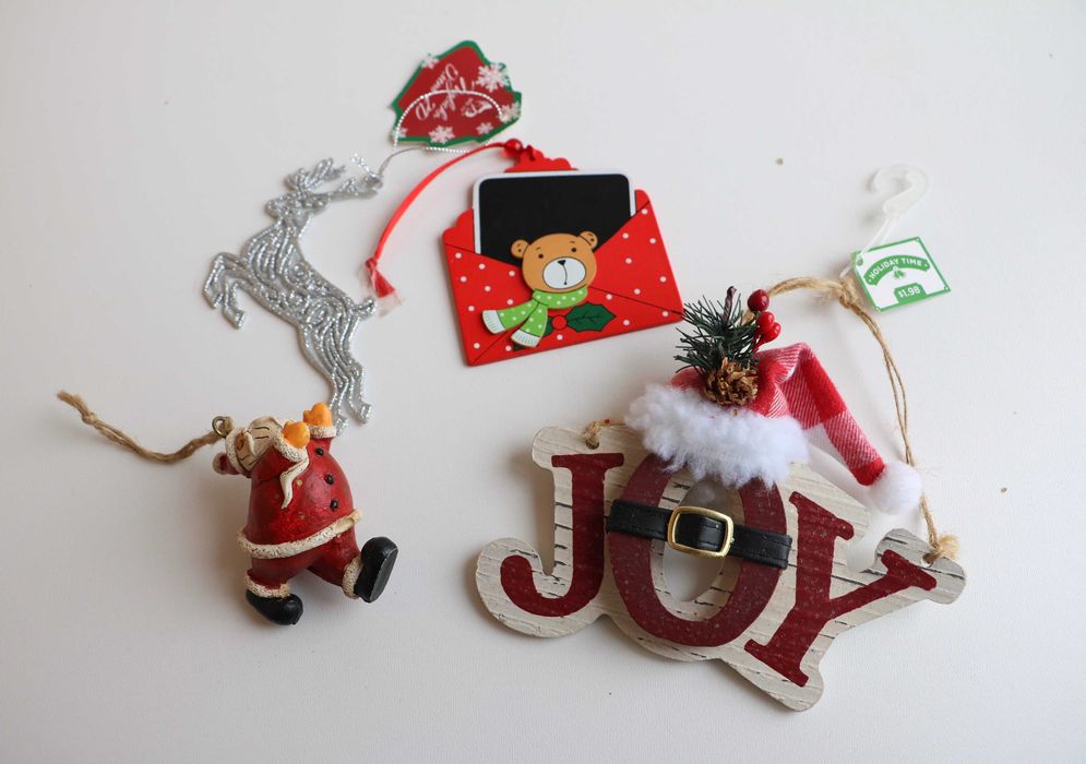 новорічні іграшки на ялинку нові