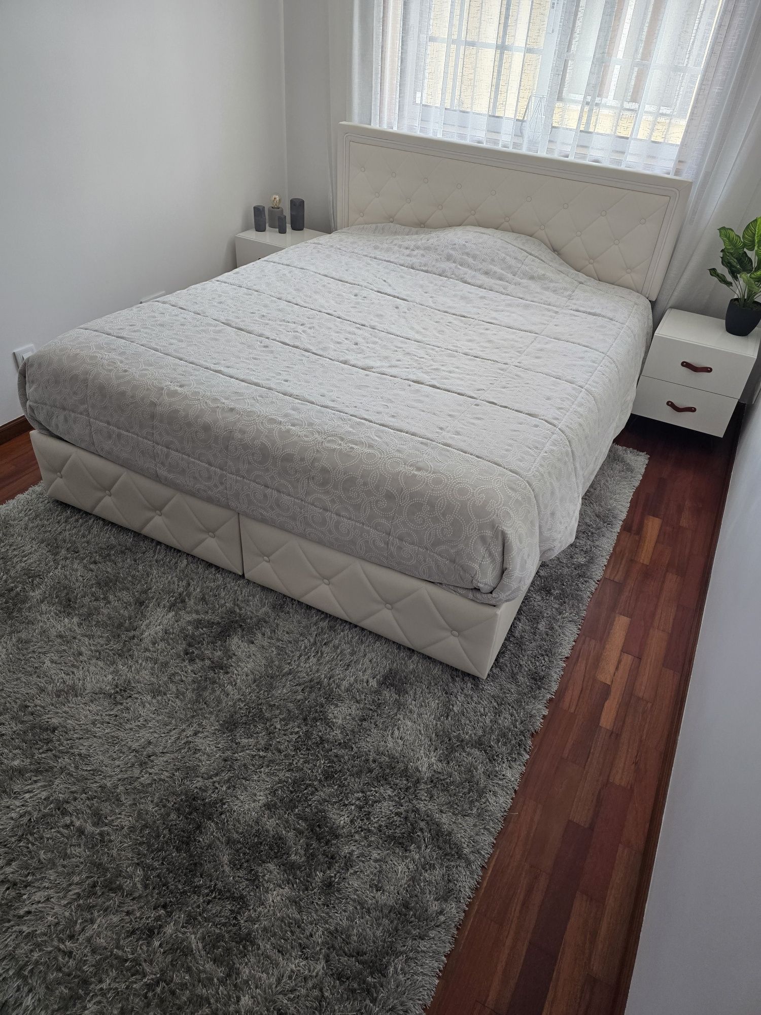 Cama 160x200 c/ mesas de cabeceira