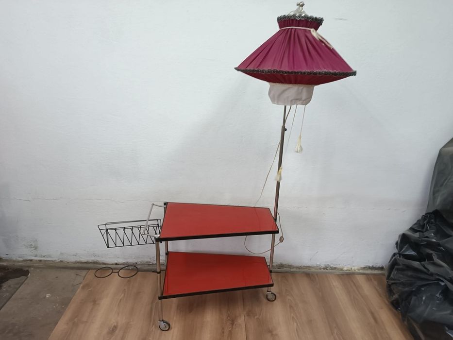 Lampa podłogowa i fotele liski.