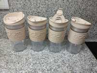 3 copos de plástico com tampa marca Bodum
